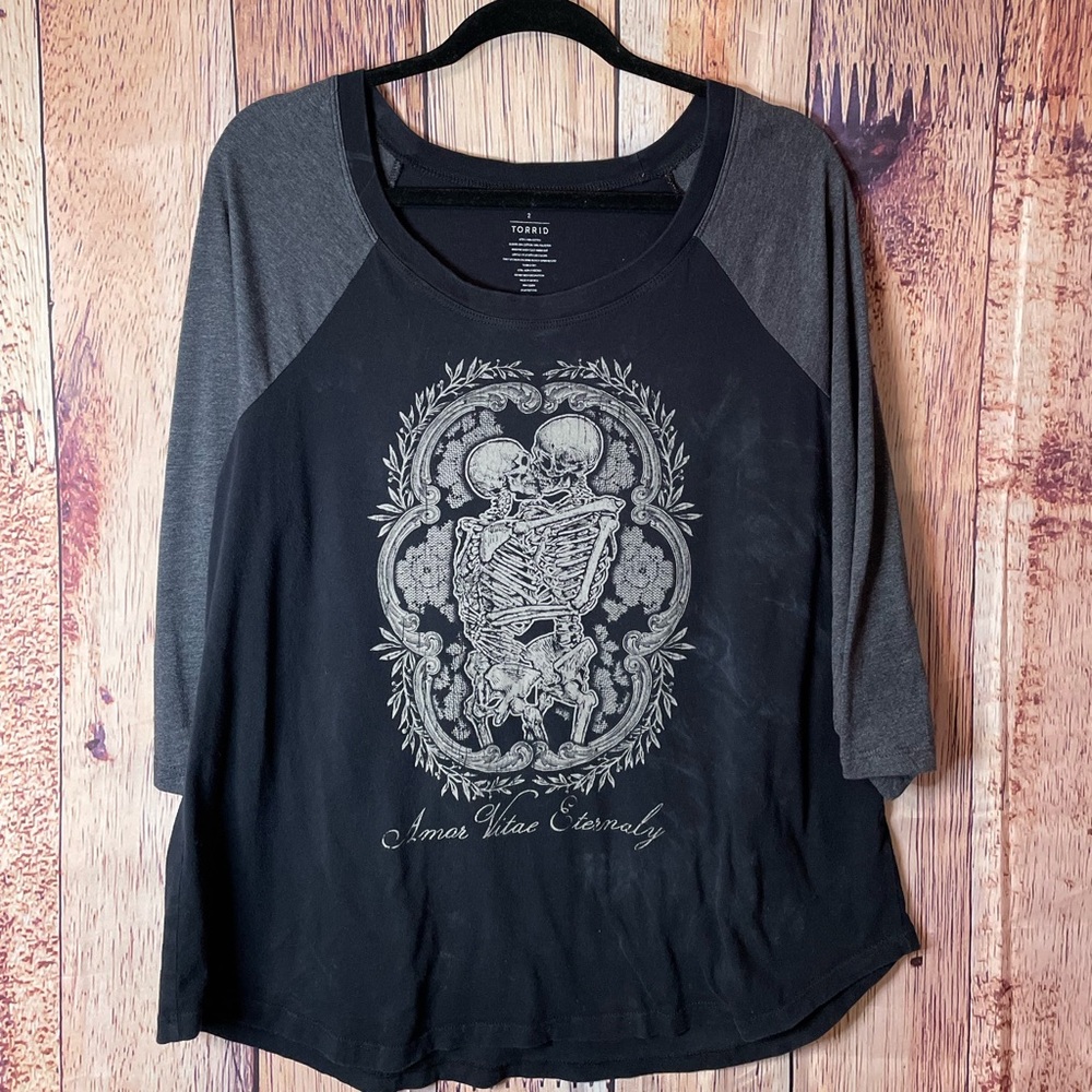 Torrid Amor Vitae Eternaly Skeleton Lovers Raglan Shirt, size 2